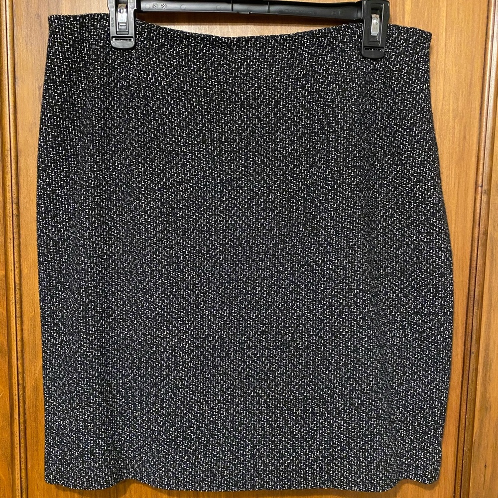 Jones Wear skirt sz 12 black/blue and white